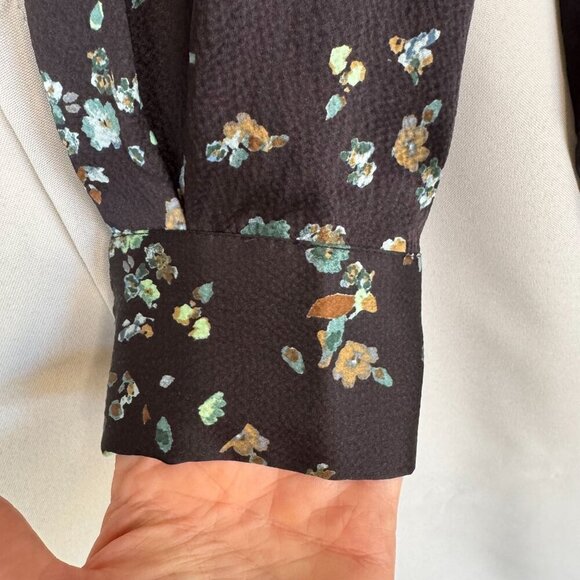 Vince Black Blue Scattered Floral Print 100% Silk Mother of Pearl Button Blouse - Picture 6 of 16